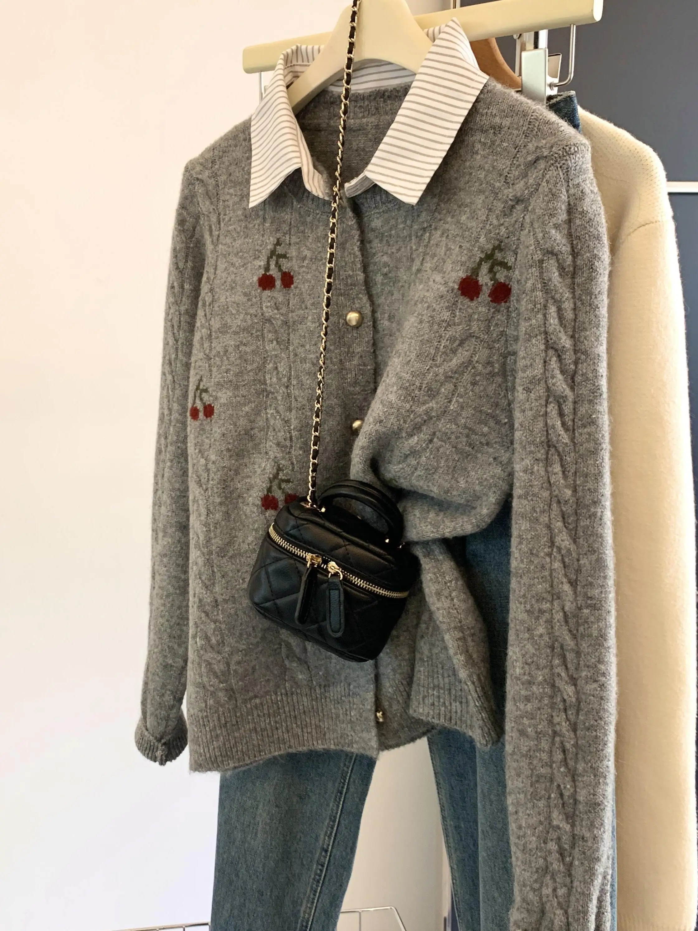 Embroidery Rose - Damski luźny sweter z dzianiny, z
